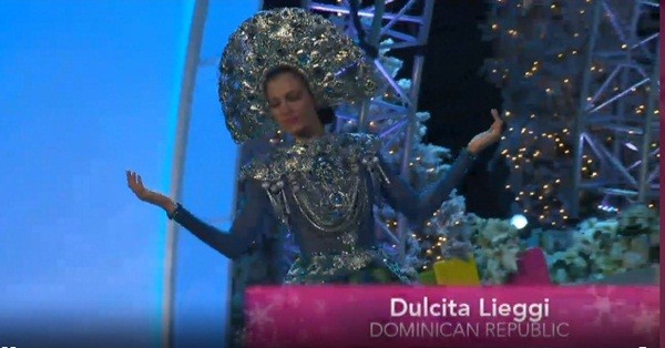 Diễm Hương kiêu sa áo dài tại Miss Universe 2012 24