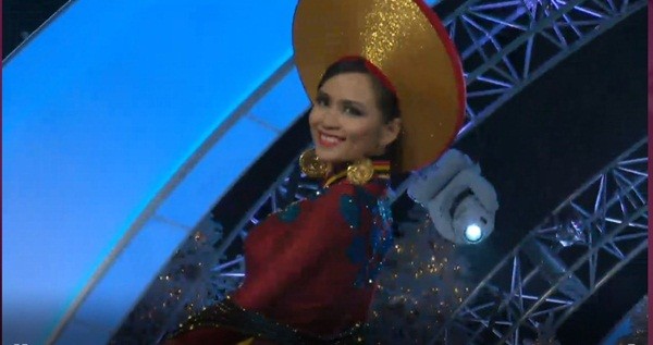 Diễm Hương kiêu sa áo dài tại Miss Universe 2012 1