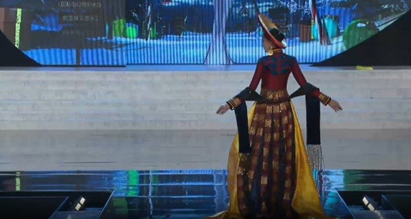 Diễm Hương kiêu sa áo dài tại Miss Universe 2012 4