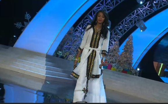 Diễm Hương kiêu sa áo dài tại Miss Universe 2012 22