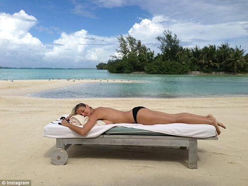 Sốc với màn thả rông tắm nắng của Heidi Klum 1