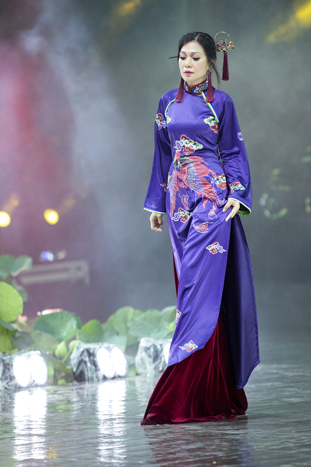 Á hậu Lý Kim Thảo xuất hiện xinh đẹp, diễn mở màn cho BST của NTK Nhật Dũng - Ảnh 8.