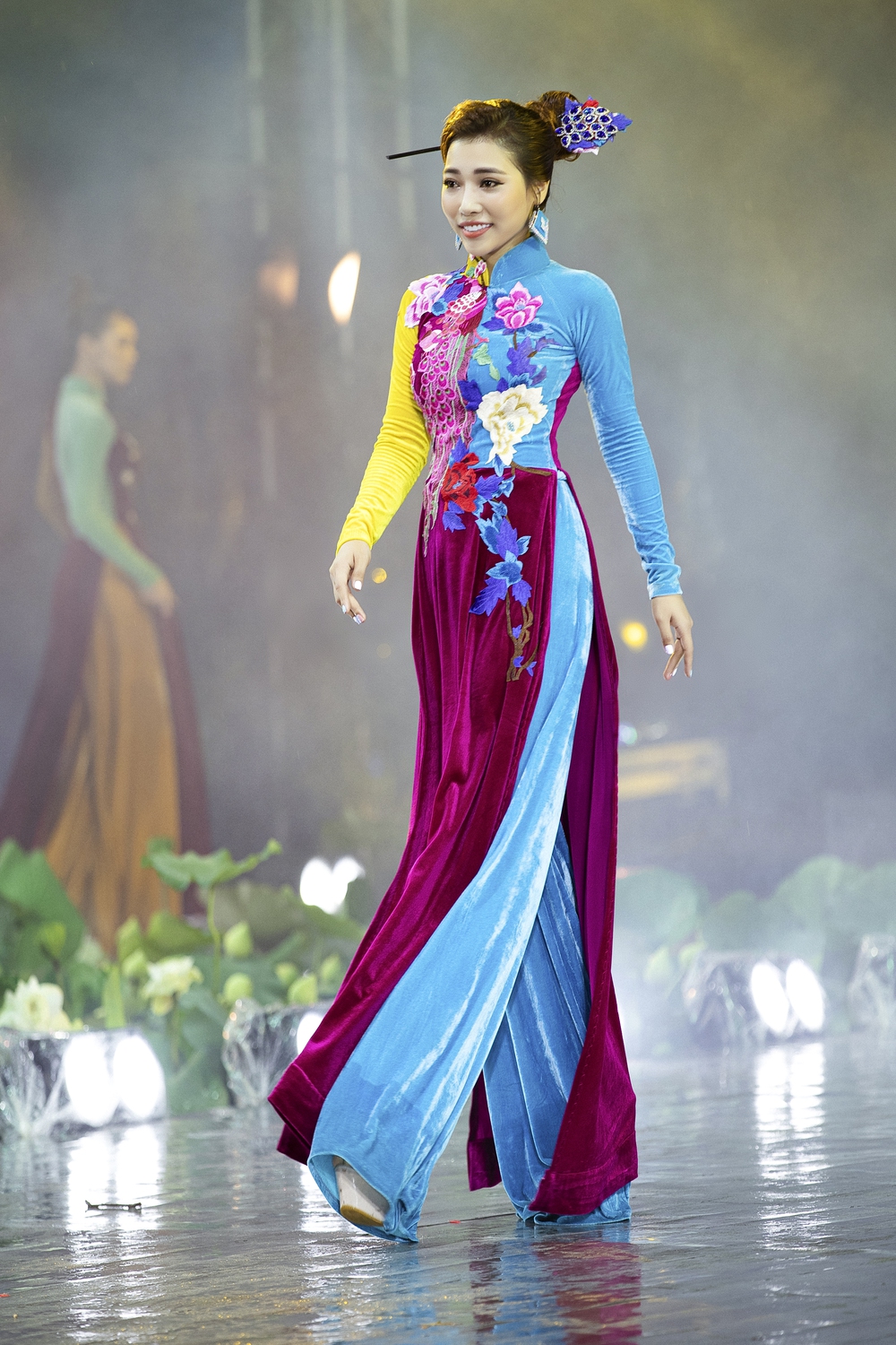 Á hậu Lý Kim Thảo xuất hiện xinh đẹp, diễn mở màn cho BST của NTK Nhật Dũng - Ảnh 6.