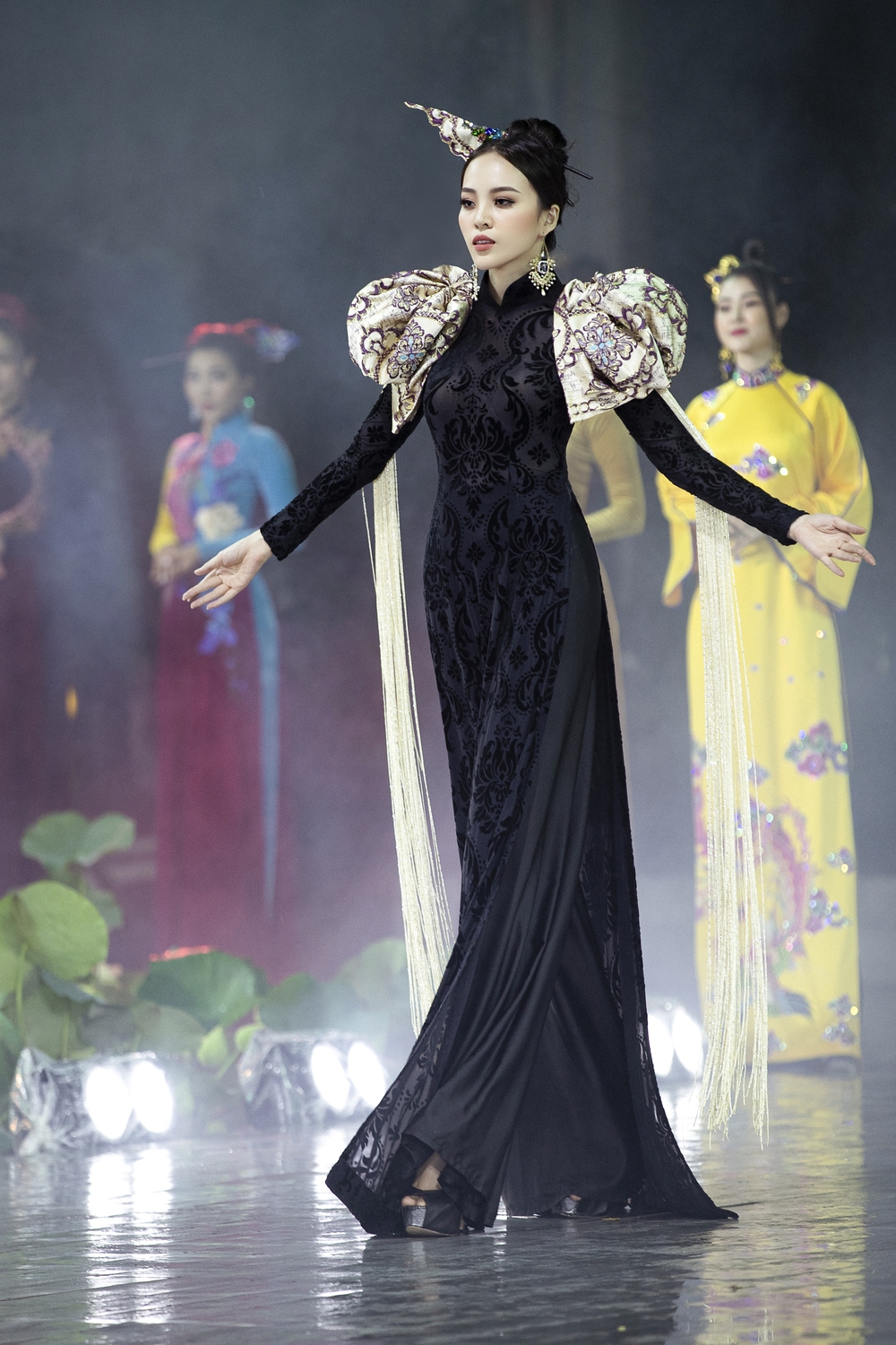 Á hậu Lý Kim Thảo xuất hiện xinh đẹp, diễn mở màn cho BST của NTK Nhật Dũng - Ảnh 10.