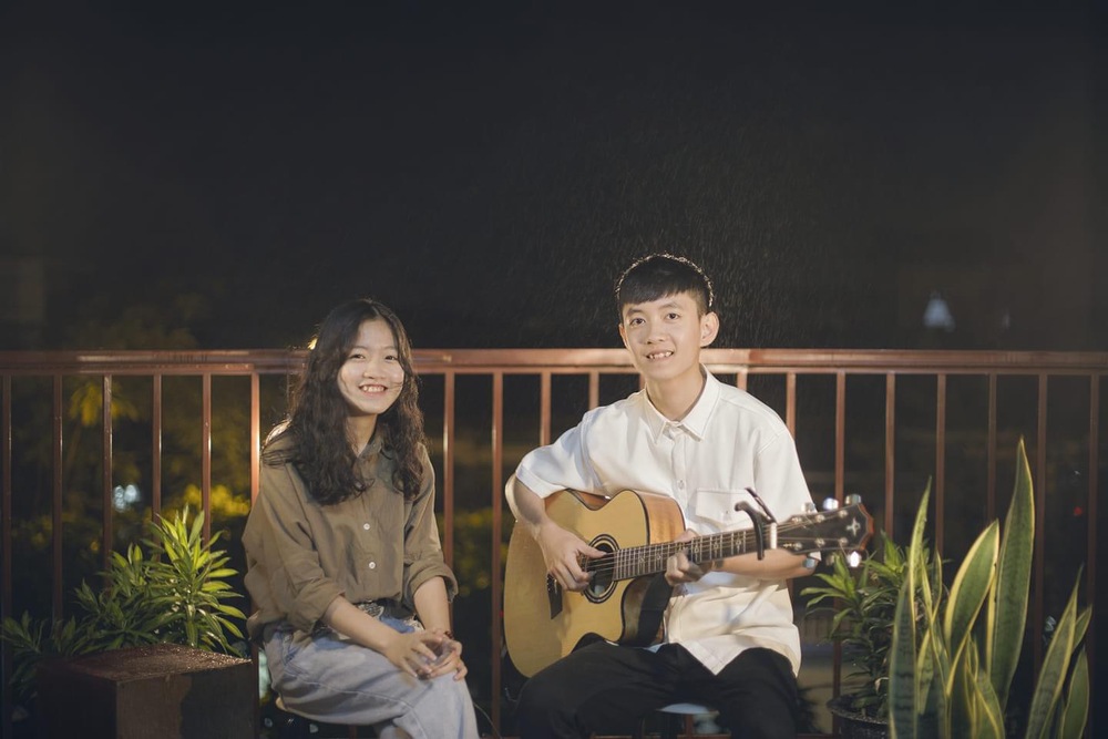 Dân mạng truy tìm danh tính cô gái Huế mặc áo mưa ngồi đàn hát giữa trời mưa ngập lụt - Ảnh 6.