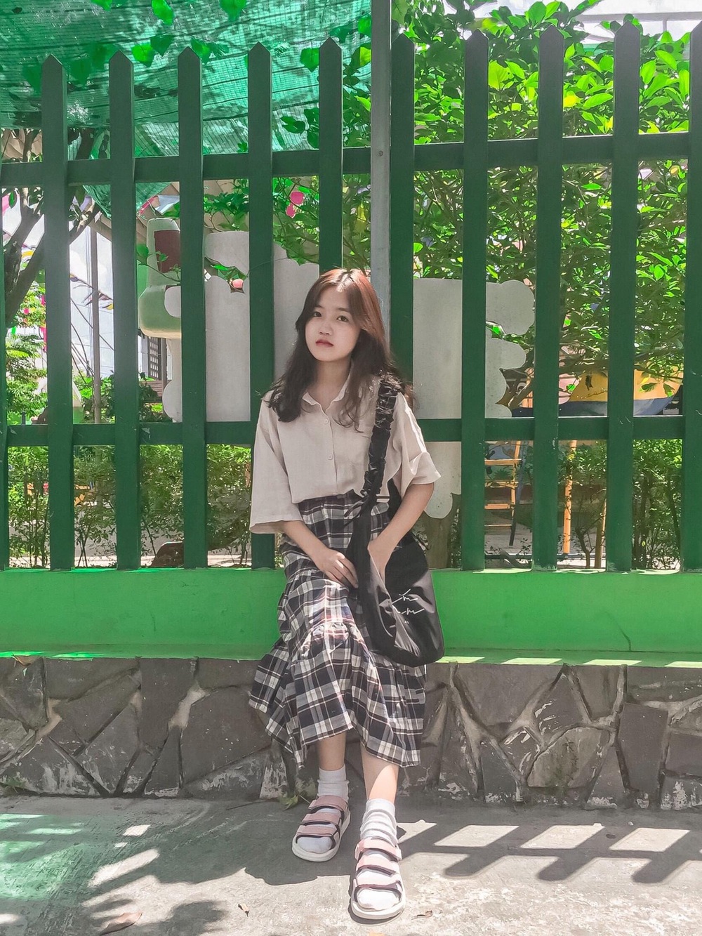 Dân mạng truy tìm danh tính cô gái Huế mặc áo mưa ngồi đàn hát giữa trời mưa ngập lụt - Ảnh 3.