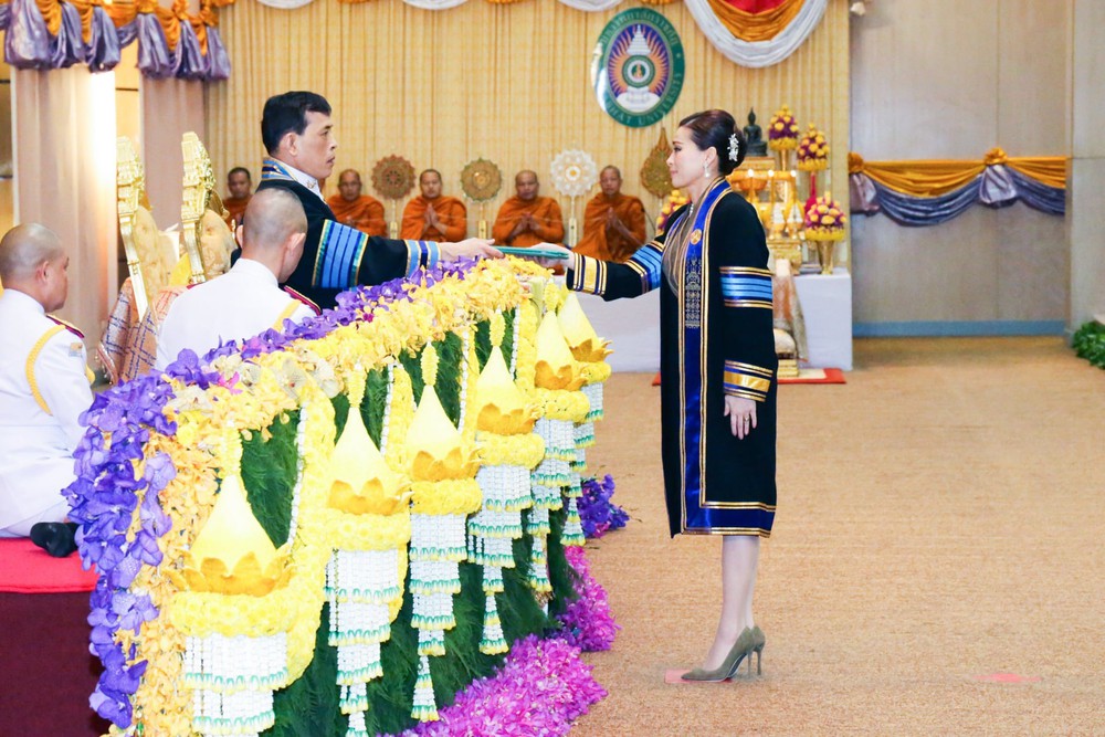 Thái Lan: Hoàng hậu Suthida được ĐH Hoàng gia trao 39 bằng danh dự trong 1 ngày, gây bão MXH - Ảnh 2.