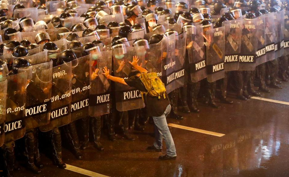 Cảnh sát dùng vòi rồng, các thủ lĩnh Thái Lan tuyên bố chấm dứt biểu tình - Ảnh 1.