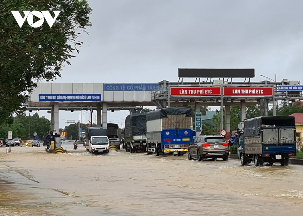 Nước lũ tràn qua Quốc lộ 1A, BOT ở Quảng Trị phải xả trạm - Ảnh 4.