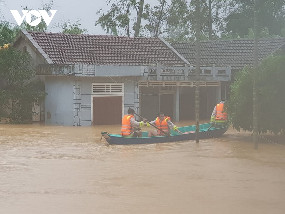 Nước lũ tràn qua Quốc lộ 1A, BOT ở Quảng Trị phải xả trạm - Ảnh 6.