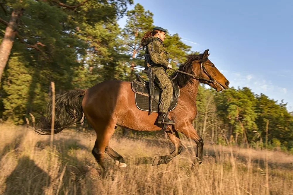 Nữ binh Nga trong chùm ảnh đầy bản lĩnh trên lưng ngựa: Ai nói kỵ binh đã hết thời? - Ảnh 3.