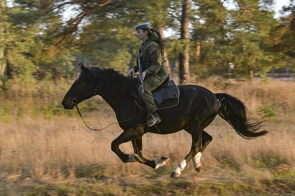 Nữ binh Nga trong chùm ảnh đầy bản lĩnh trên lưng ngựa: Ai nói kỵ binh đã hết thời? - Ảnh 6.