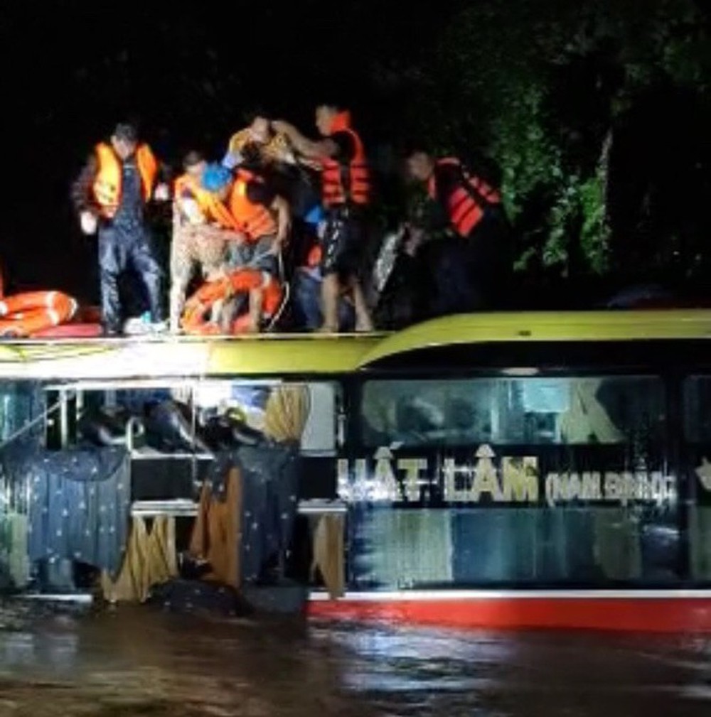 Cứu sống 18 người trên xe khách bị lũ cuốn trôi lúc nửa đêm - Ảnh 1.