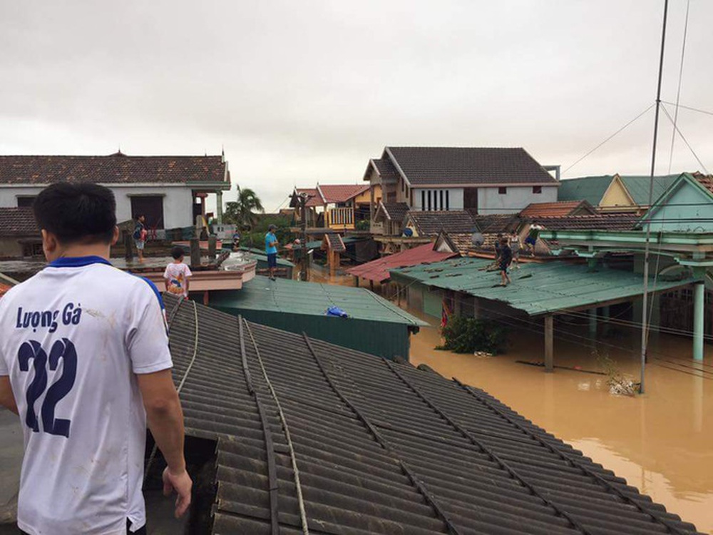 Hàng loạt ngôi nhà sắp bị nuốt cả phần mái trong cơn đại hồng thủy ở Quảng Bình - Ảnh 6.