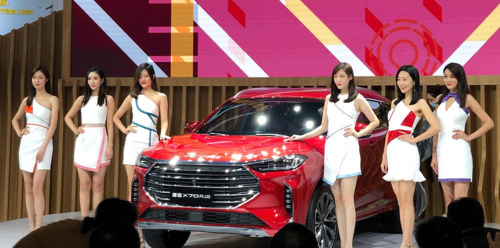 Bất ngờ nội thất chiếc ô tô Trung Quốc giá 237 triệu đồng, SUV rẻ cho gia đình mê xê dịch - Ảnh 9.