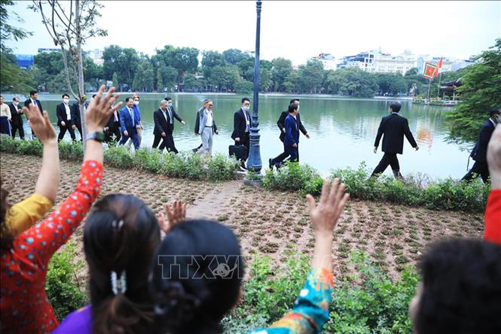 Thủ tướng Nhật Bản Suga Yoshihide đi dạo Hồ Gươm, vẫy tay chào người dân Hà Nội - Ảnh 1.
