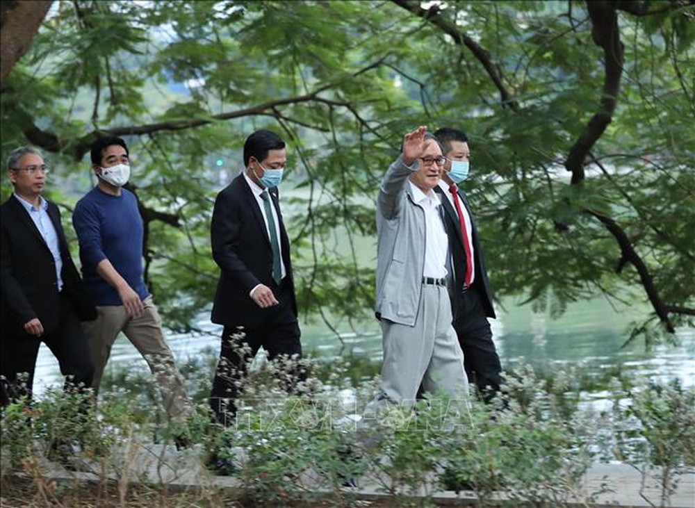 Thủ tướng Nhật Bản Suga Yoshihide đi dạo Hồ Gươm, vẫy tay chào người dân Hà Nội - Ảnh 2.