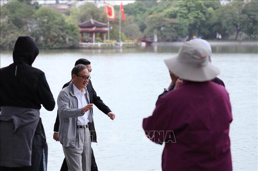 Thủ tướng Nhật Bản Suga Yoshihide đi dạo Hồ Gươm, vẫy tay chào người dân Hà Nội - Ảnh 5.