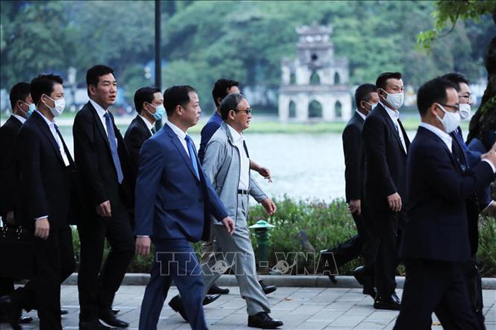 Thủ tướng Nhật Bản Suga Yoshihide đi dạo Hồ Gươm, vẫy tay chào người dân Hà Nội - Ảnh 6.
