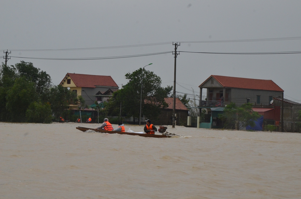 Người dân dầm mưa bên quốc lộ xin cứu trợ, giúp qua cơn đói ở Quảng Bình - Ảnh 12.