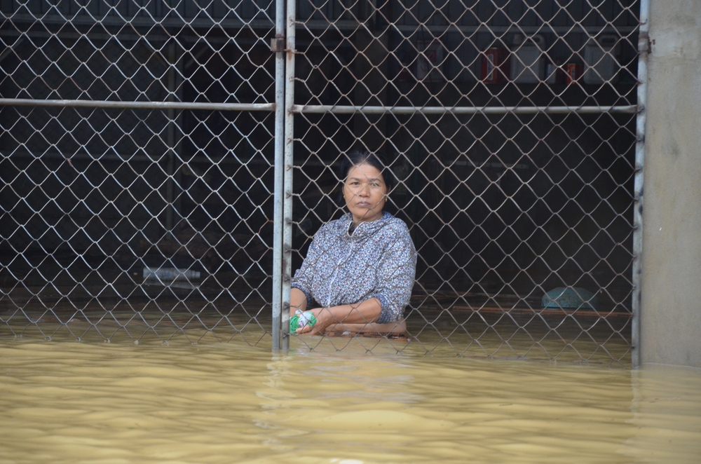 Người dân dầm mưa bên quốc lộ xin cứu trợ, giúp qua cơn đói ở Quảng Bình - Ảnh 15.