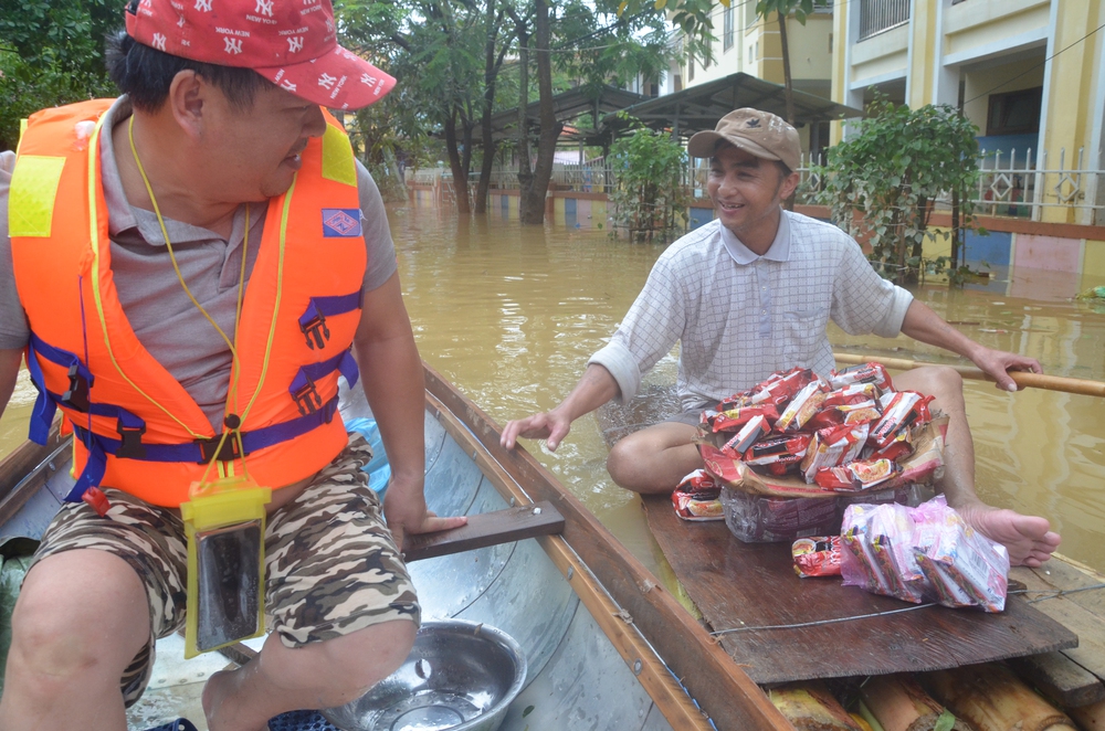 Người dân dầm mưa bên quốc lộ xin cứu trợ, giúp qua cơn đói ở Quảng Bình - Ảnh 14.