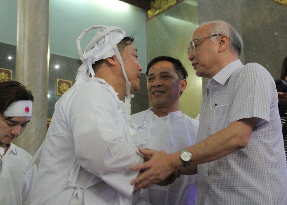 Việt Trinh an ủi, chia sẻ nỗi đau mất cha của Lý Hùng khi tới viếng NSND Lý Huỳnh - Ảnh 2.