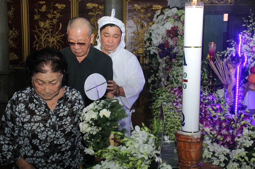 Việt Trinh an ủi, chia sẻ nỗi đau mất cha của Lý Hùng khi tới viếng NSND Lý Huỳnh - Ảnh 14.