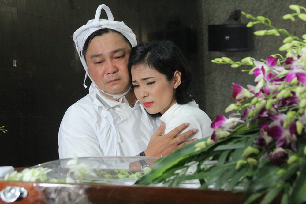 Việt Trinh an ủi, chia sẻ nỗi đau mất cha của Lý Hùng khi tới viếng NSND Lý Huỳnh - Ảnh 5.