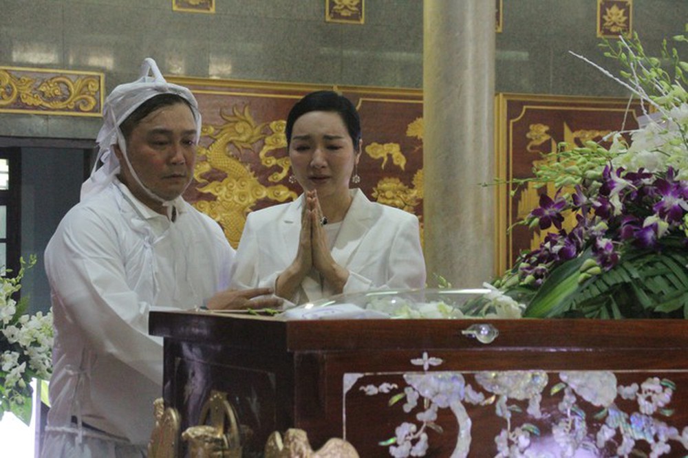 Việt Trinh an ủi, chia sẻ nỗi đau mất cha của Lý Hùng khi tới viếng NSND Lý Huỳnh - Ảnh 10.