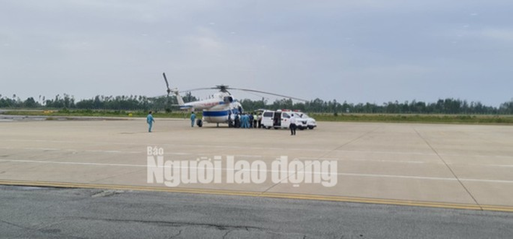 Trực thăng đưa 2 lãnh đạo xã bị thương nặng ở Quảng Trị vào Huế cấp cứu - Ảnh 1.