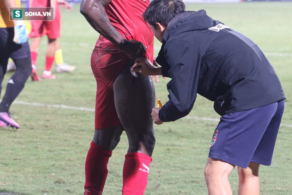 Hậu vệ châu Phi dính vết thương rợn người trong nỗ lực ngăn Hà Nội FC đua vô địch - Ảnh 4.