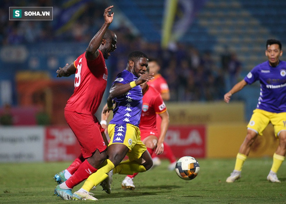 Hậu vệ châu Phi dính vết thương rợn người trong nỗ lực ngăn Hà Nội FC đua vô địch - Ảnh 1.