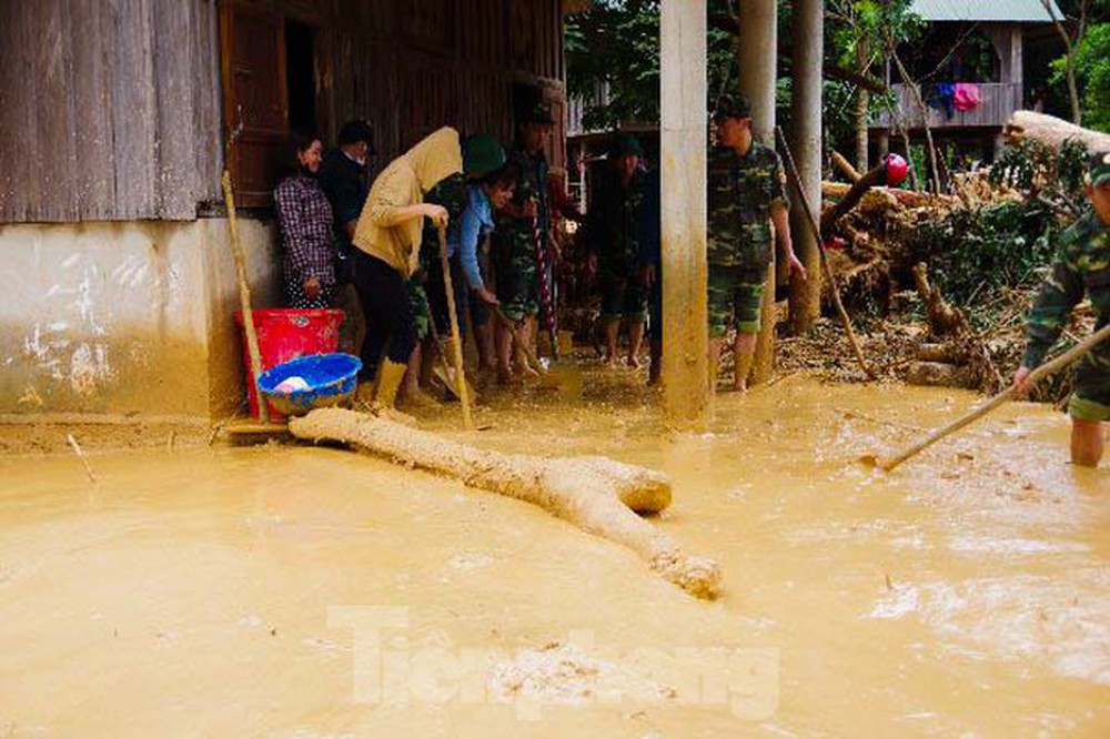 Sau bão lũ, một xã ở Quảng Trị ngập trong lớp bùn dày gần 1 mét - Ảnh 12.