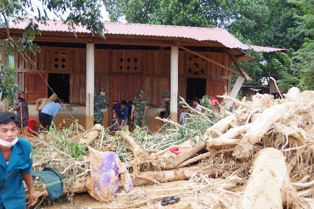 Sau bão lũ, một xã ở Quảng Trị ngập trong lớp bùn dày gần 1 mét - Ảnh 3.