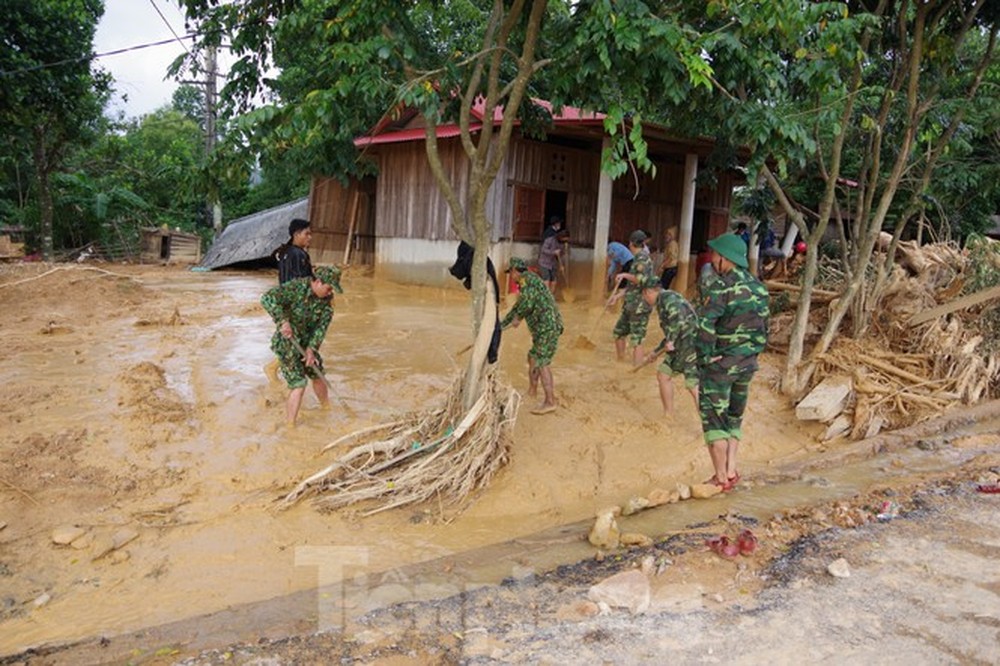 Sau bão lũ, một xã ở Quảng Trị ngập trong lớp bùn dày gần 1 mét - Ảnh 8.