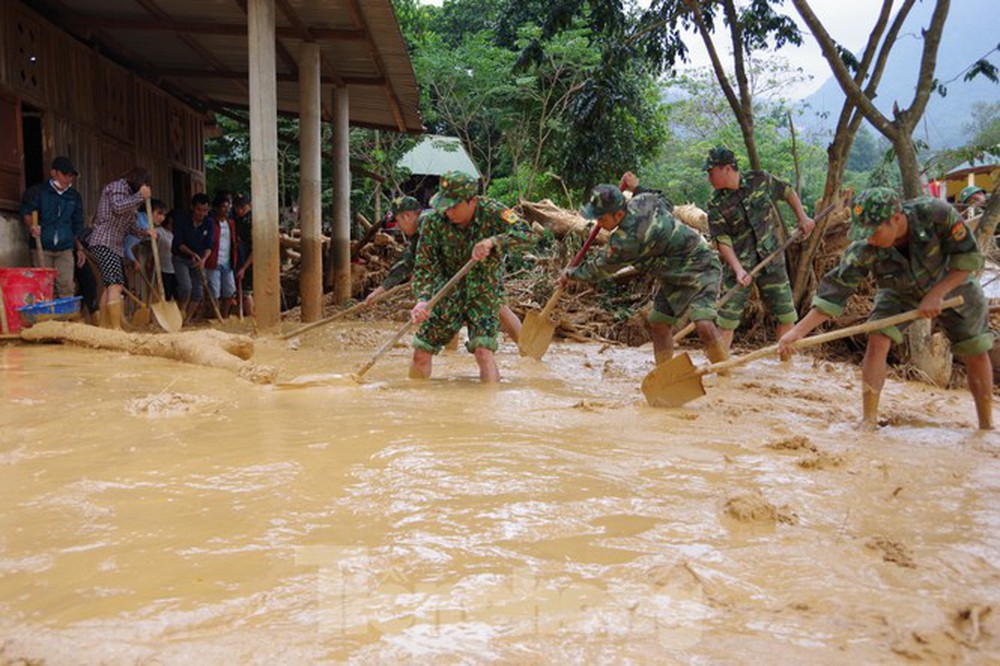 Sau bão lũ, một xã ở Quảng Trị ngập trong lớp bùn dày gần 1 mét - Ảnh 10.