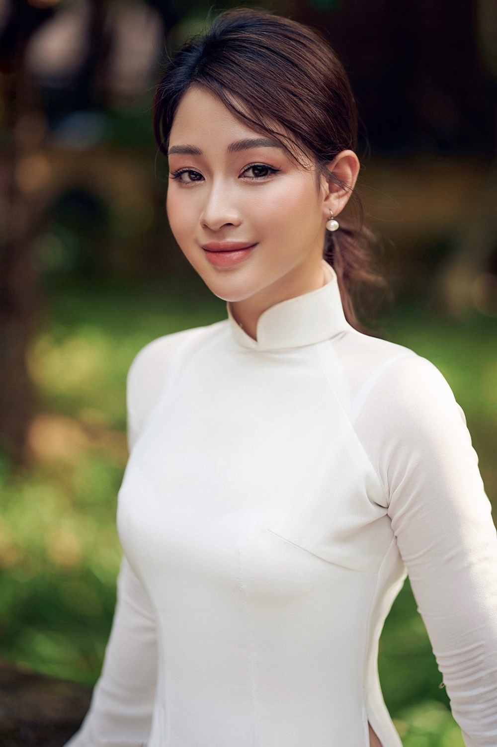 Hoa khôi Giọng hát hay Hà Nội khoe nhan sắc tinh khôi trong áo dài trắng - Ảnh 3.