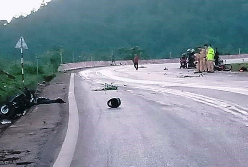 Xe máy đấu đầu trên quốc lộ, 2 người tử vong, 1 người bị thương - Ảnh 1.