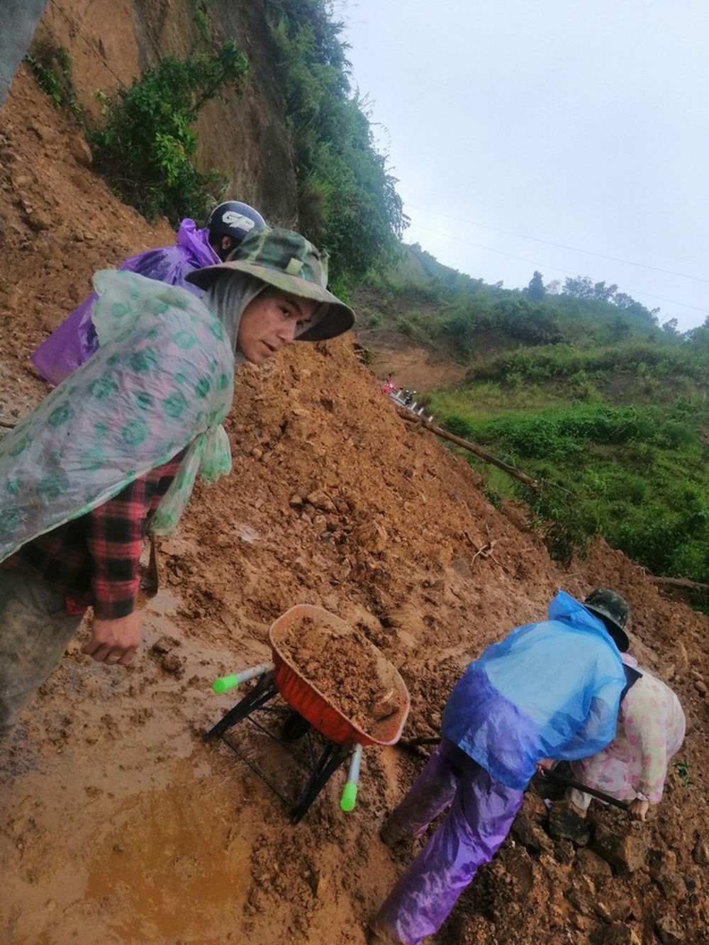 Mưa lũ khiến nhiều nơi bị ngập, huyện miền núi Quảng Nam xảy ra động đất - Ảnh 2.