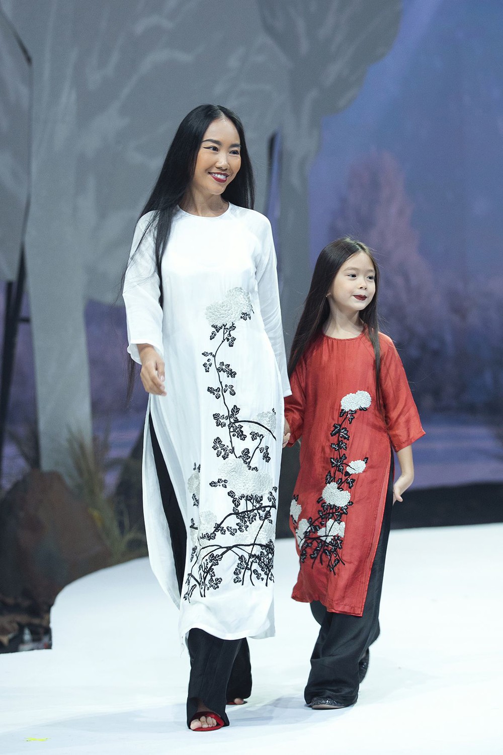 Á hậu Kim Duyên catwalk cùng con gái Xuân Lan - Ảnh 7.