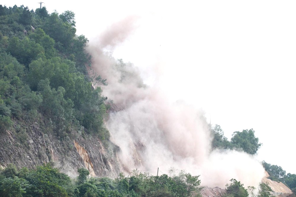 Video cận cảnh nổ mìn phá ngọn núi bị sạt lở kinh hoàng ở Nghệ An - Ảnh 8.