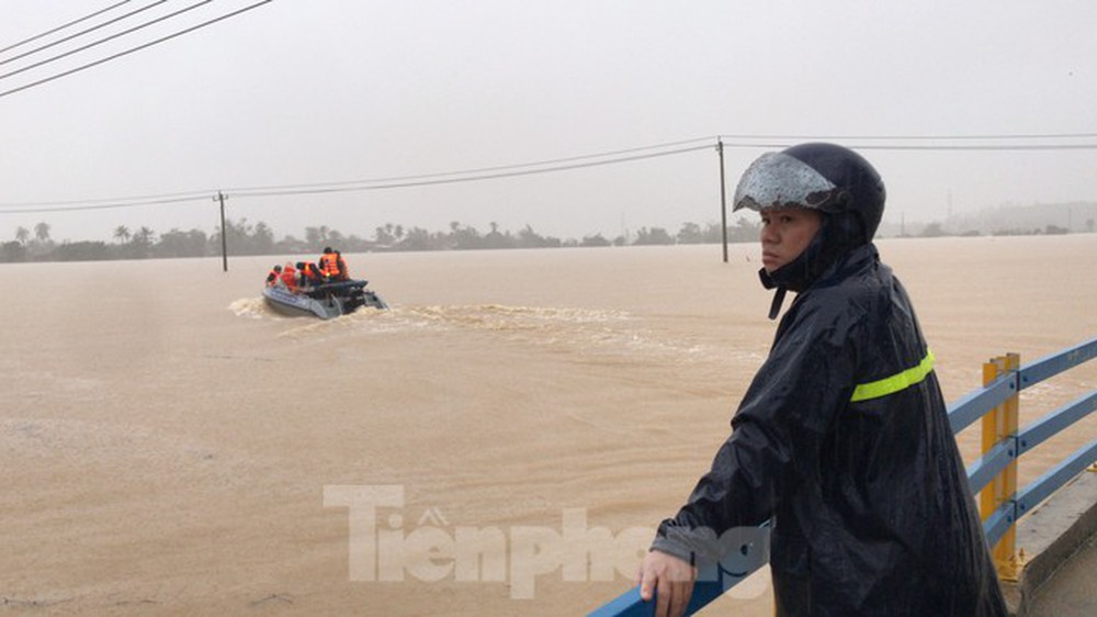 Nhiều nơi ở Khánh Hoà ngập lụt sau bão số 12 - Ảnh 1.