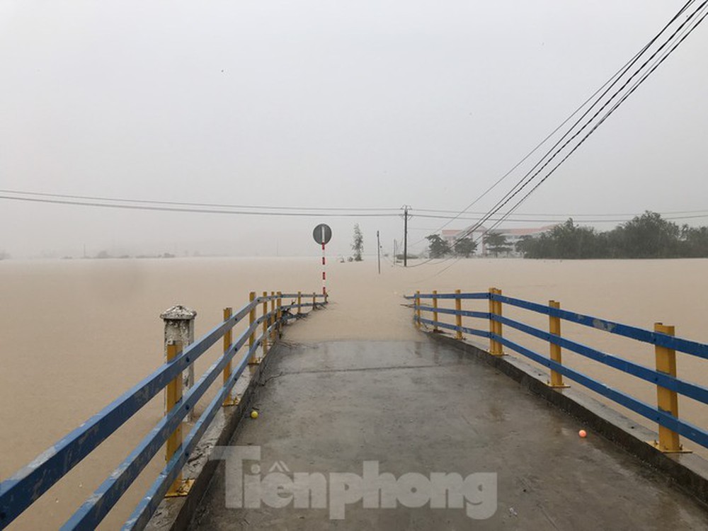 Nhiều nơi ở Khánh Hoà ngập lụt sau bão số 12 - Ảnh 2.