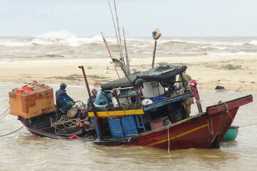 Những thiệt hại ở Quảng Bình sau bão Vamco đi qua - Ảnh 1.
