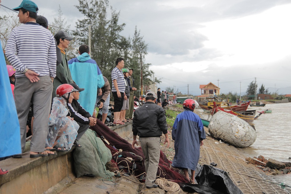 Những thiệt hại ở Quảng Bình sau bão Vamco đi qua - Ảnh 12.