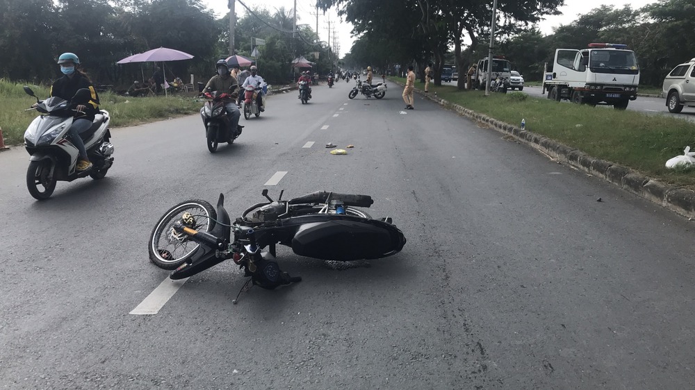 Thanh niên 17 tuổi lái xe máy tông CSGT ở Sài Gòn khai đã vượt 3 chốt trước đó - Ảnh 1.