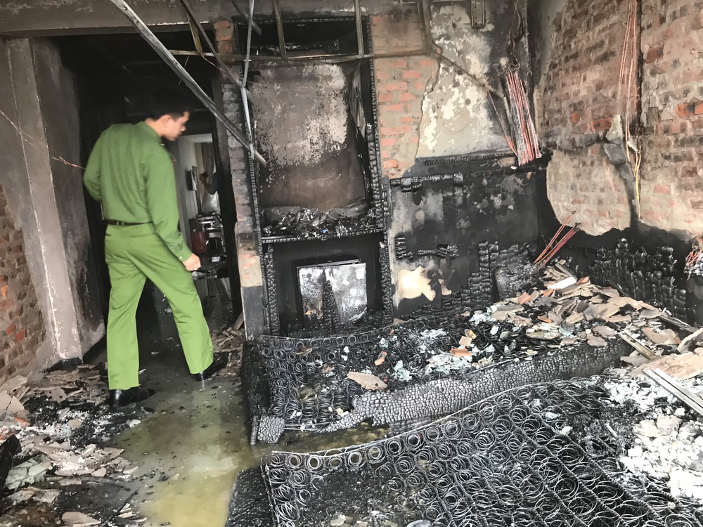Cận cảnh bên trong khách sạn 4 sao vừa xảy ra hỏa hoạn, một phòng bị thiêu rụi hoàn toàn - Ảnh 18.