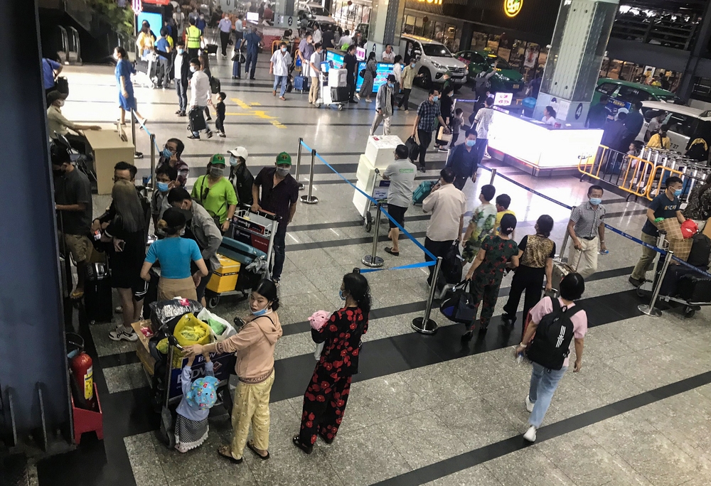 Hành khách thở dốc, vã mồ hôi hột khi vác hành lý 4 tầng để đón xe công nghệ tại Tân Sơn Nhất - Ảnh 1.