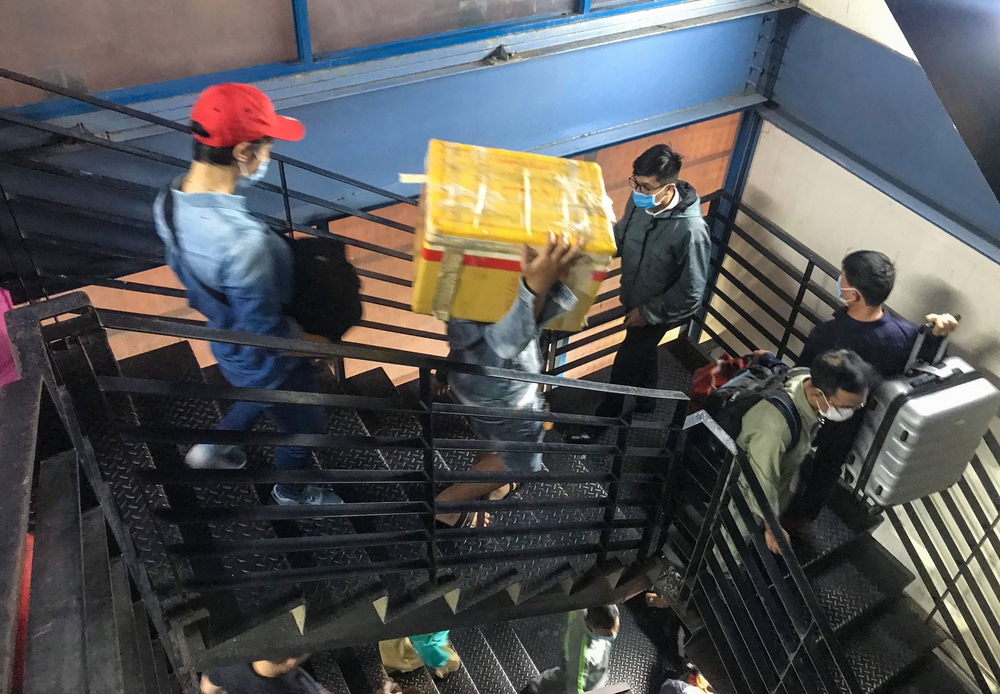 Hành khách thở dốc, vã mồ hôi hột khi vác hành lý 4 tầng để đón xe công nghệ tại Tân Sơn Nhất - Ảnh 7.